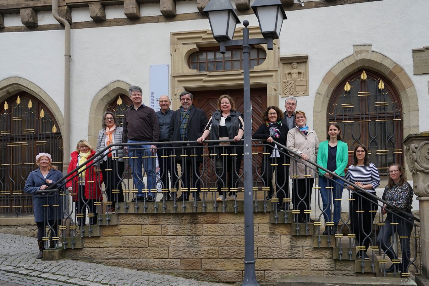 Foto: Angela Portner Bildunterschrift: Dr. Stefanie Woite-Wehle (in Vertretung für das Stadtarchiv Maulbronn), Eleonore Scheib (Heimatverein Untergrombach e.V.), Petra Binder (Stadtarchiv Eppingen), Martin Lauber (Heimatverein Untergrombach e.V.), Peter Riek (Stadt- und Fachwerkmuseum Eppingen), Prof. Dr. Günter Frank (Europäische Melanchthon-Akademie Bretten), Susanne Kaiser-Asoronye (Heimatverein Kraichgau e.V.), Carmen Krüger (Museen der Stadt Kraichtal), Karl-Heinz Glaser (Heimatverein Kraichgau e.V.), Dr. Martina Terp-Schunter (Heimatmuseum Mühlacker), Regina Bender (Städtisches Museum im Schloss Bruchsal), Linda Obhof (Städtische Museen Bretten), Dinah Rottschäfer (Stadtmuseum Sinsheim).